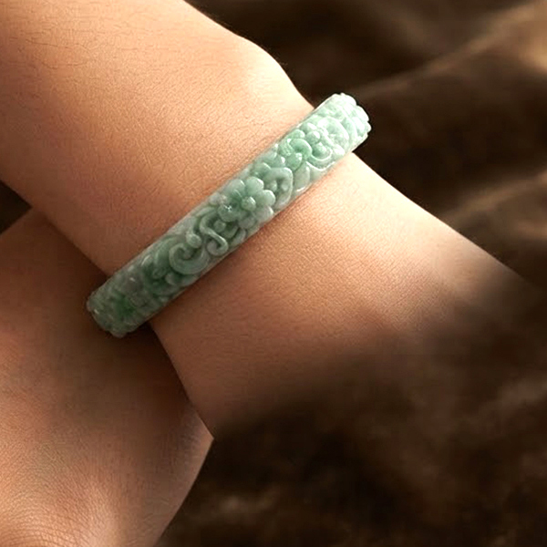 Natural Multi Color Jade Gemstones Bangle 251.78 Ct. Flower Carving Diameter 75 Mm. Natural Multi Color Jade Gemstones Bangle 251.78 Ct. Flower Carving Diameter 75 Mm.