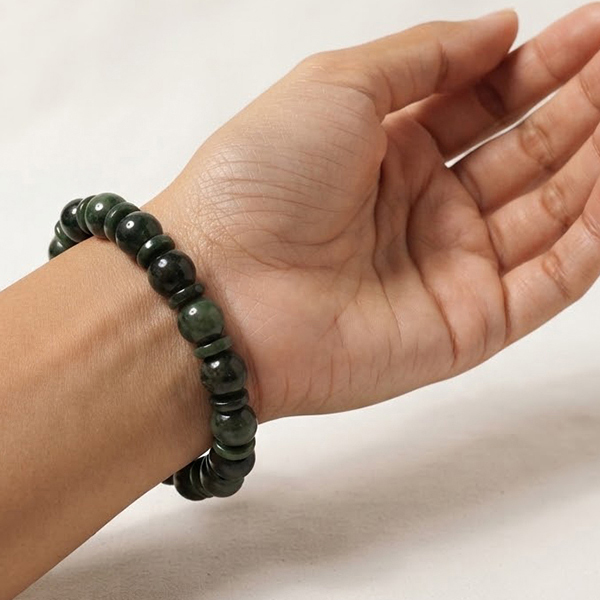 Natural Green Jade Gemstones 166.85 Ct. Beads Mixed Shape Flexibility Bracelet Natural Green Jade Gemstones 166.85 Ct. Beads Mixed Shape Flexibility Bracelet