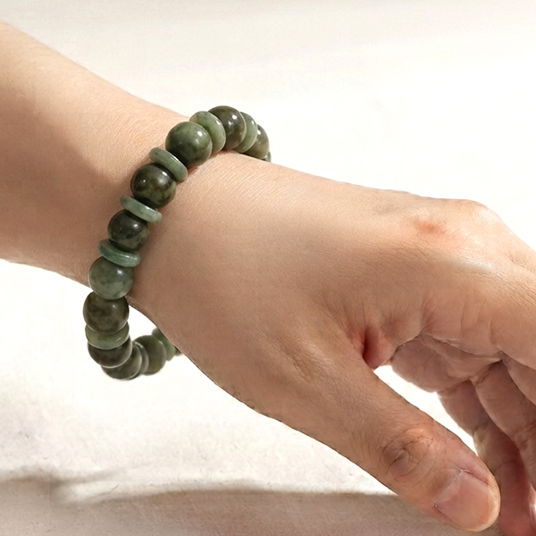 Natural Green Jade Gemstones 135.08 Ct. Beads Mixed Shape Flexibility Bracelet Natural Green Jade Gemstones 135.08 Ct. Beads Mixed Shape Flexibility Bracelet