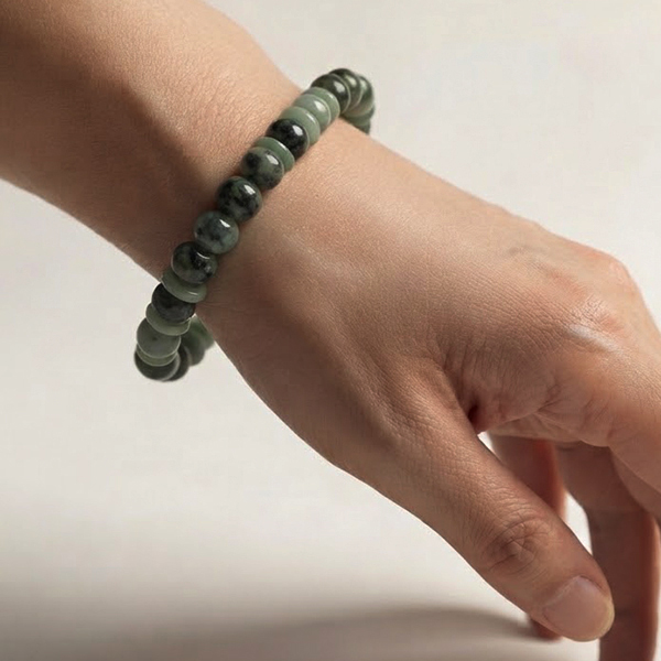 Natural Green Jade Gemstones 129.09 Ct. Beads Mixed Shape Flexibility Bracelet Natural Green Jade Gemstones 129.09 Ct. Beads Mixed Shape Flexibility Bracelet