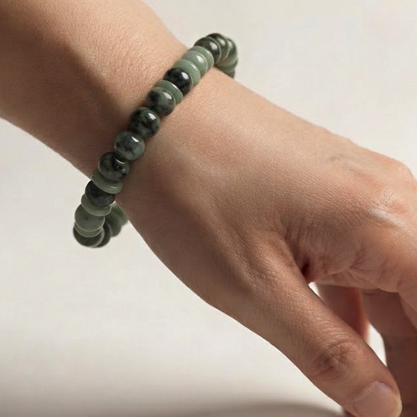 Natural Green Jade Gemstones 129.11 Ct. Beads Mixed Shape Flexibility Bracelet Natural Green Jade Gemstones 129.11 Ct. Beads Mixed Shape Flexibility Bracelet